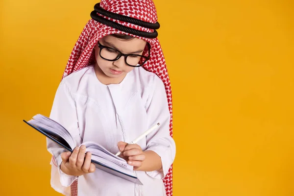 Arabische gelukkige jongen met bril maakt notities — Stockfoto