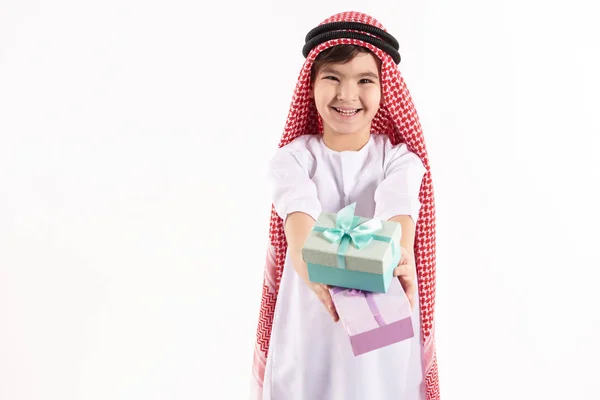 Arabian happy boy in keffiyeh presents gift boxes. — Stock Photo, Image