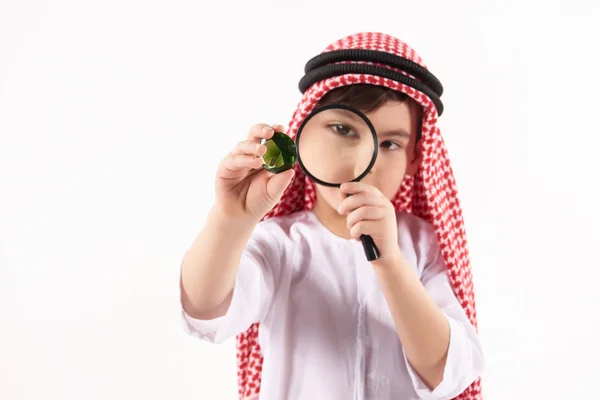 Arabische jongen in keffiyeh onderzoekt edelsteen — Stockfoto