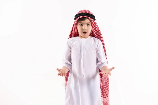 Arabisk pojke i huvudbonaden står i häpnad. — Stockfoto