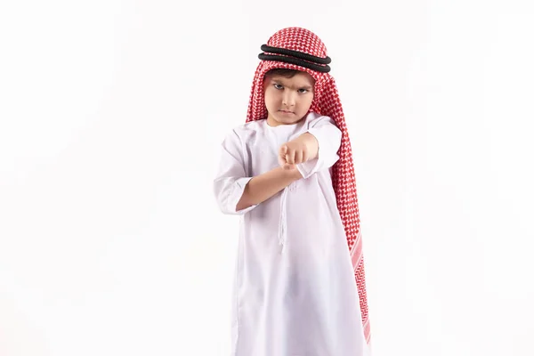 Αραβικά δυσαρεστημένοι αγόρι σε keffiyeh σημεία δάχτυλο — Φωτογραφία Αρχείου