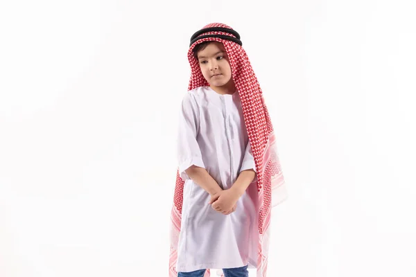 Arabian tankeväckande pojke i huvudbonaden står — Stockfoto