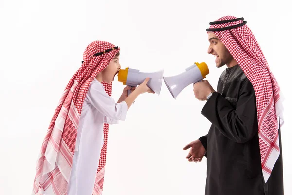 Arabische vader en zoontje in nationale kleding — Stockfoto