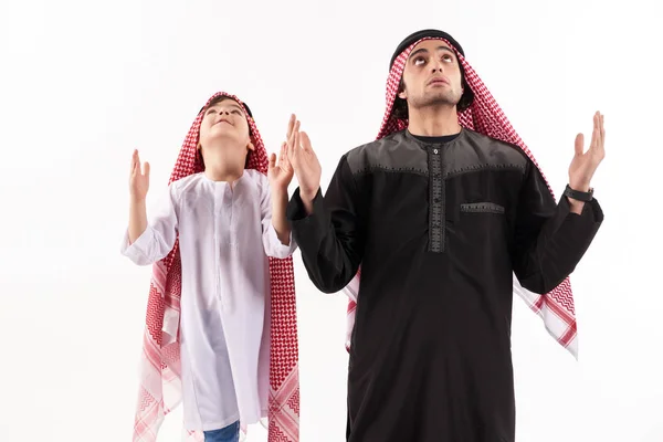 Arab father and small son in national attire pray. — Stock Photo, Image