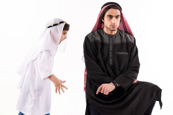 Arabische jongen schreeuwen op volwassen vader in keffiyeh. — Stockfoto