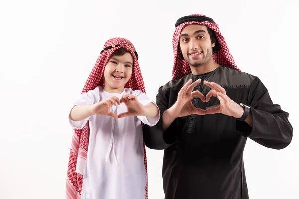 Arabisk lycklig far och son i etniska kläder — Stockfoto