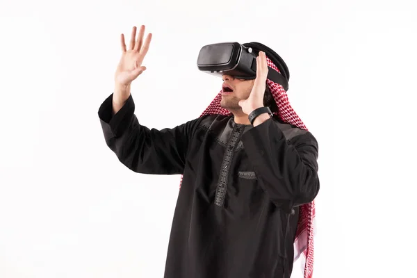 Arabisk man i virtual reality-glasögon spelar — Stockfoto