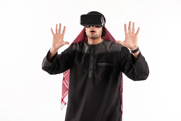 Arabisk man i virtual reality-glasögon spelar — Stockfoto