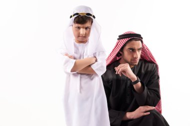 Yetişkin erkekte Arap keffiyeh oğlu ile kavga.