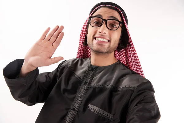 Arabisk man i huvudbonaden gör självporträtt — Stockfoto