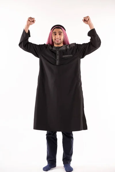 Arabisk man i huvudbonaden står med höjde armarna. — Stockfoto