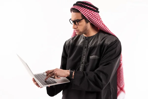 Arabisk säker affärsman i huvudbonaden är att skriva — Stockfoto