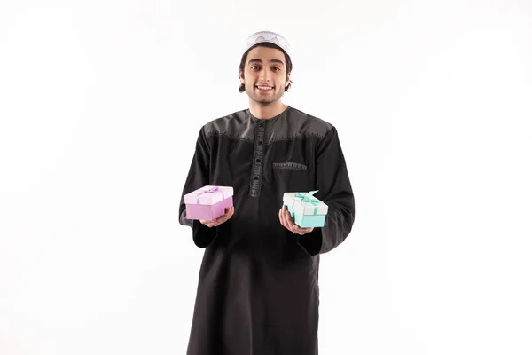 Arabisk man håller i händerna två presentaskar. — Stockfoto