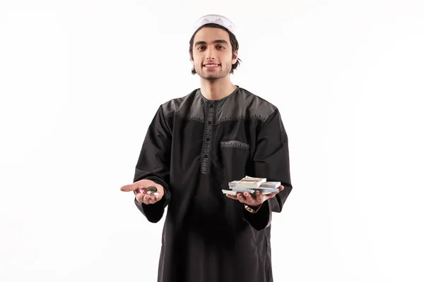 Arabisk juvelerare håller i händerna ädelstenar — Stockfoto