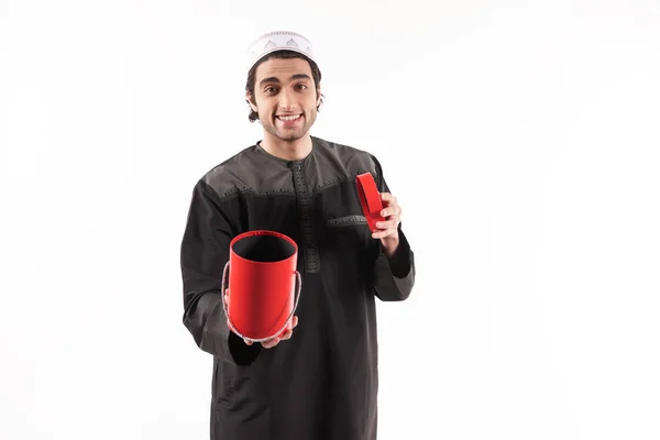 Arab muž v etnické oblečení vypadá v červené krabičky. — Stock fotografie