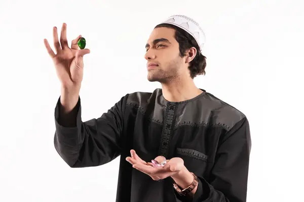 Arabische man in etnische kleding kijkt naar kostbare stenen. — Stockfoto