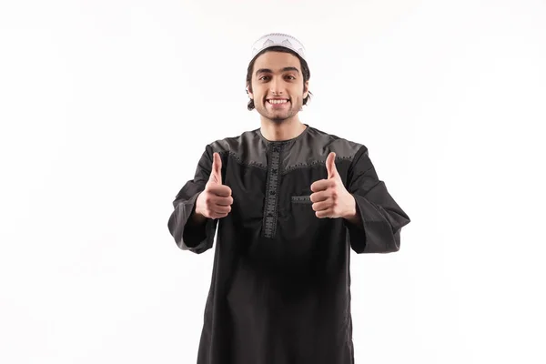 Lycklig arabisk man i etniska kläder visar tummen upp. — Stockfoto