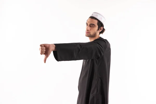 Lycklig arabisk man i etniska kläder visar tummen ner. — Stockfoto