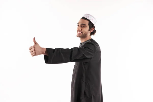 Šťastný: arabský muž v etnické oblečení ukazuje palec. — Stock fotografie