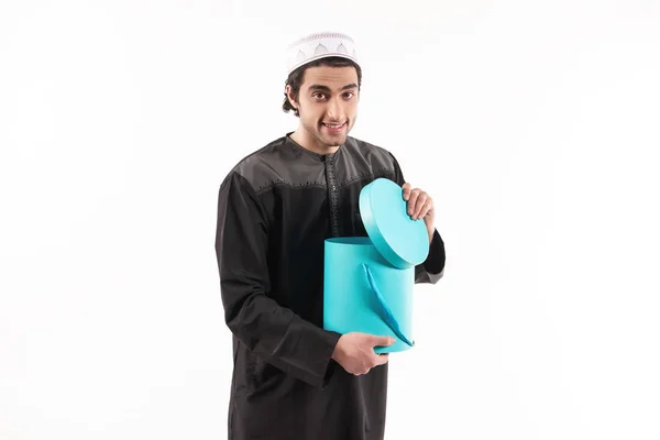 Arabisk man i etniska kläder ser ut i det blå fältet. — Stockfoto