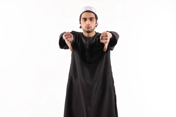 Lycklig arabisk man i etniska kläder visar tummen ner. — Stockfoto
