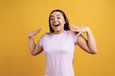 Genç neşeli kız zevk ifade eder..