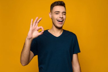 Genç yakışıklı adam gösterir jest Tamam ince