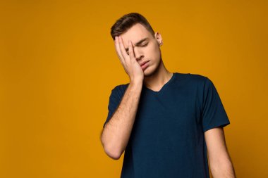 Genç yakışıklı adam geliyor yorgun izole ince