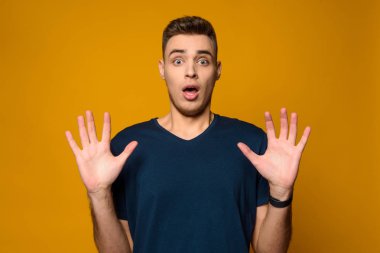 Genç yakışıklı ince adam korkmuş