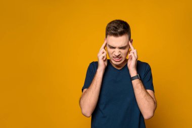 Bir şey hatırlamak genç yalın adam çalışır