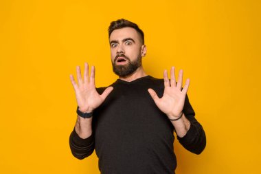 Sakallı kendine güvenen adam hayretle ifade eder.