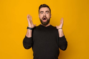 Sakallı kendine güvenen adam hayretle ifade eder.