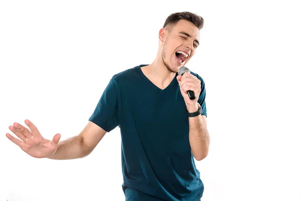 Jovem bonito cara cantando karaoke expressivamente — Fotografia de Stock