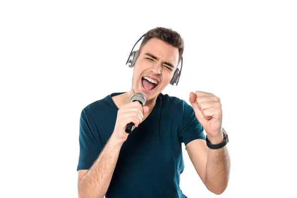 Jovem bonito cara em fones de ouvido cantando karaoke — Fotografia de Stock