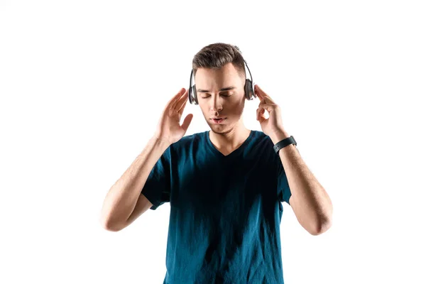 Jonge knappe man met hoofdtelefoon luisteren van muziek — Stockfoto