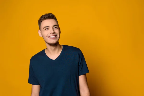 Jovem magro cara sorrindo posando isolado — Fotografia de Stock