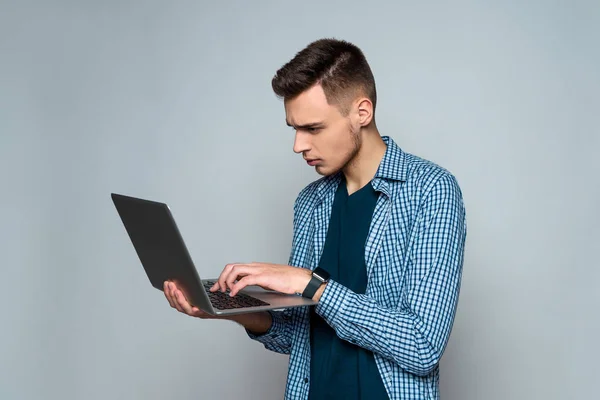 Jovem cara programador desenvolve aplicação — Fotografia de Stock