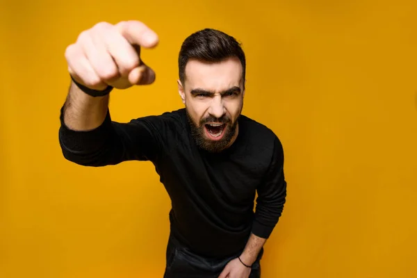 Bebaarde Zelfverzekerde man schreeuwt wijzende vinger — Stockfoto