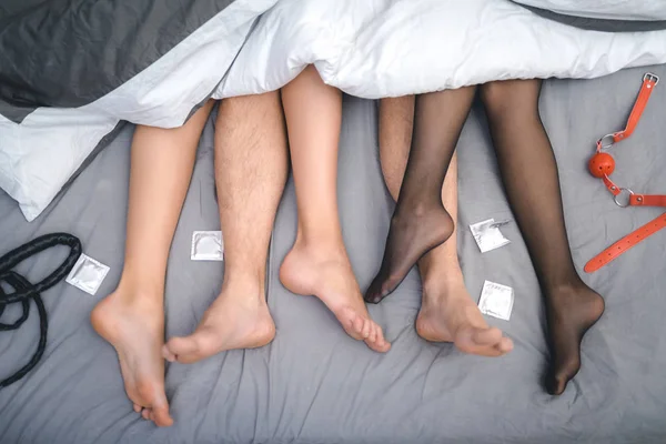 Close up piedi di trio fare l'amore in camera da letto — Foto Stock