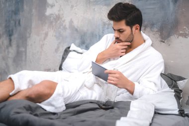 Adam sabahlık içme ve ipad kullanma