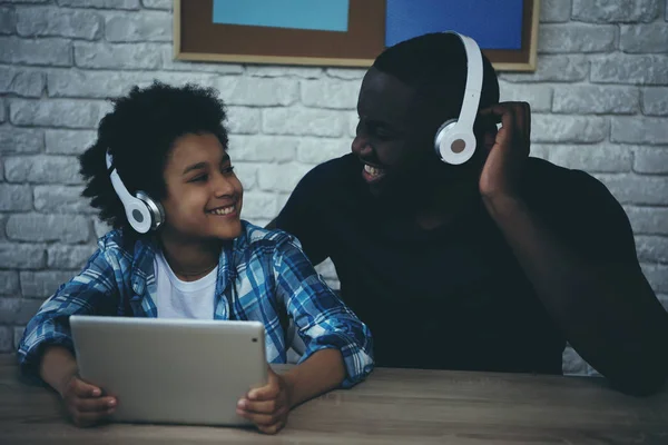 Negro chico adolescente en auriculares y feliz padre — Foto de Stock