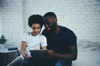 Afro-Amerikan baba ve oğul arıyoruz