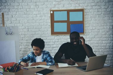 Afro-Amerikan çocuk ödev yapmak ne zaman baba