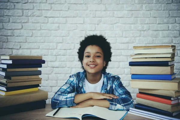 アフリカ系アメリカ人の男の子は家での宿題 — ストック写真