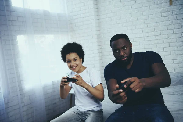 African American far med son spelar videospel — Stockfoto