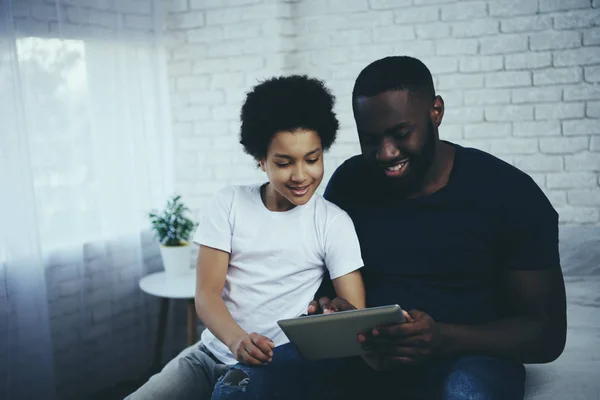 Afro-americanos pai e filho estão olhando — Fotografia de Stock