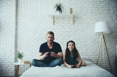 Baba ve Genç kız mutlu sakallı
