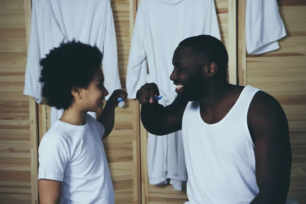 Afroamerikanischer Vater und kleiner Sohn putzen Zähne — Stockfoto