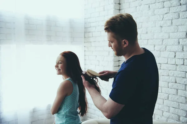 Joven padre soltero peina el pelo de pelo rojo —  Fotos de Stock