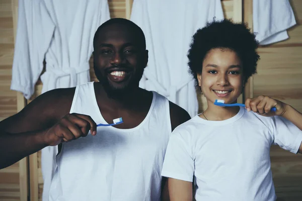 Afroamerikanischer Vater und kleiner Sohn putzen Zähne — Stockfoto